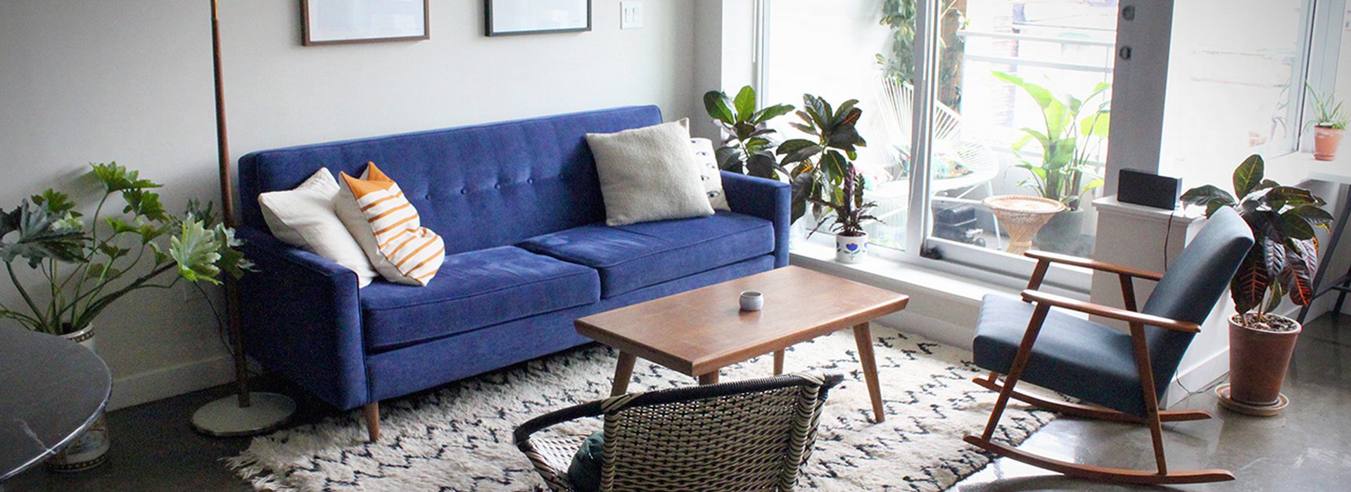 Modern-Apartment-with-Minimalist-Mid-Century-Modern-Interior-Design-